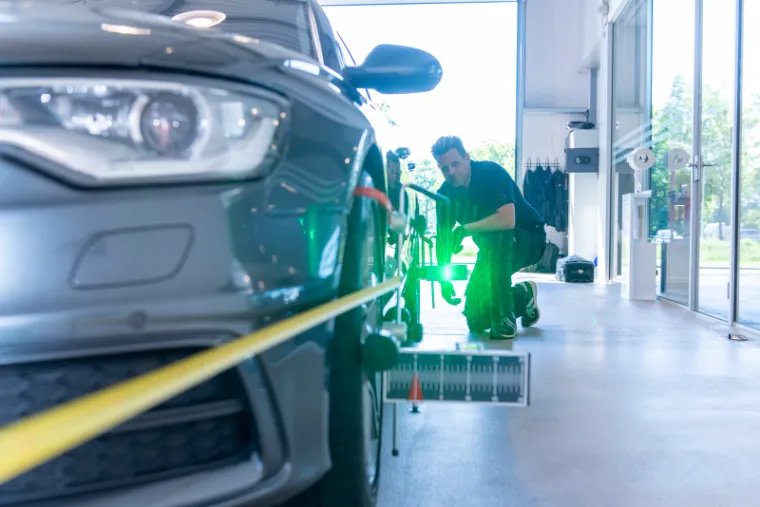 Servicemonteur van Autotaalglas aan het werk